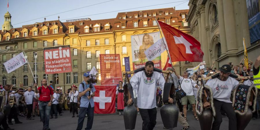 Glockengebimmel an der Demo in Bern.