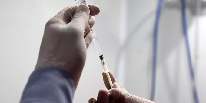 Eine Covid-19-Impfung kurz vor der Verabreichung. (Symbolbild) coronavirus