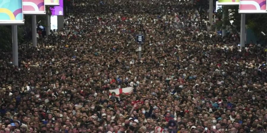 Fans feiern vor dem Wembley-Stadion, nachdem sich England für das Finale der Fussball-EM qualifiziert hat. Foto: Zac Goodwin/PA via AP/dpa
