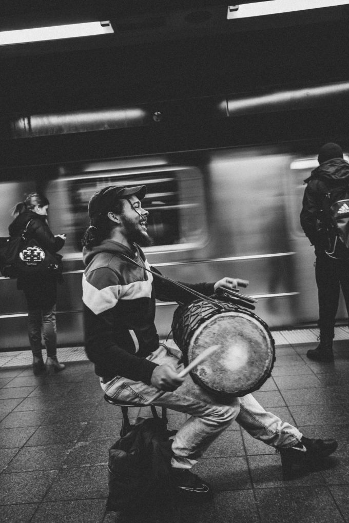 Ein Mann trommelt an einer U-Bahn-Station. musiker u-bahn london