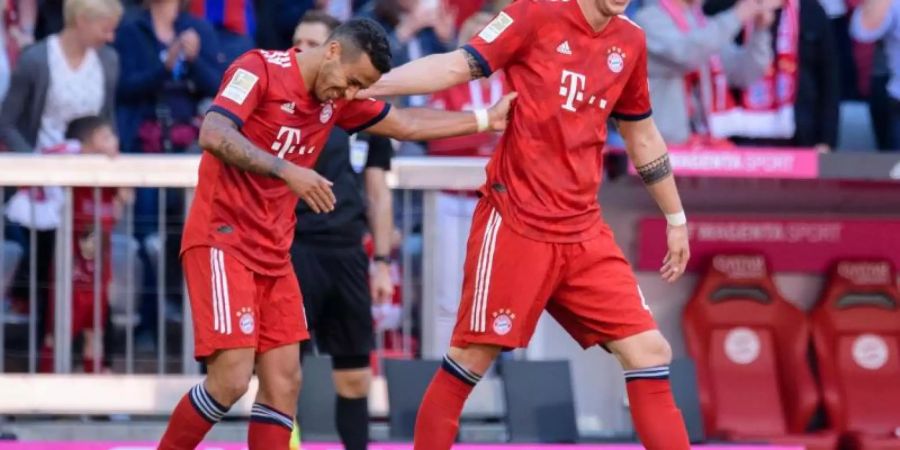 Torschütze Niklas Süle (r) feiert seinen Treffer mit Thiago. Foto: Matthias Balk