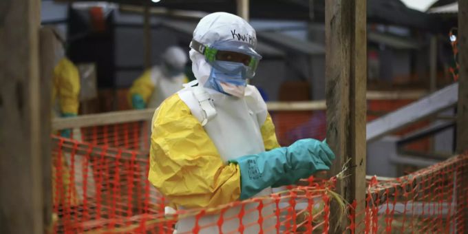 Ein Arzt in einem Ebola-Behandlungszentrum. Demokratische Republik Kongo