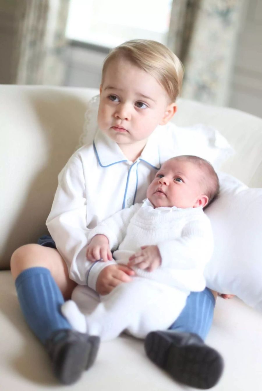 Prinz George hält sein Brüderchen Louis auf dem Arm. Das Foto ist ein Jahr alt.