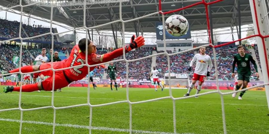 Wolfsburgs Torwart Pavao Pervan streckt sich, kann den Treffer von Leipzigs Kevin Kampl (3.v.l.) aber nicht verhindern. Foto: Jan Woitas
