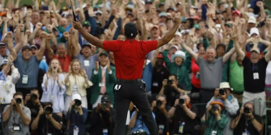 Geschafft: Tiger Woods feiert in Augusta seinen fünften Sieg beim Masters. Foto: Matt Slocum/AP