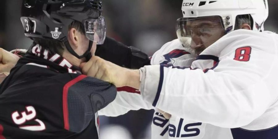 Alexander Owetschkin (r) von Washington Capitals und Andrej Swetschnikow von Carolina Hurricanes prügeln sich auf dem Eis. Foto: Robert Willett/TNS via ZUMA Wire