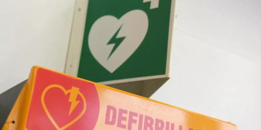 Defibrillatoren wie diesen gibt es zum Beispiel an Flughäfen. Die Geräte sind so gestaltet, dass auch Laien sie problemlos bedienen können. Foto: Andrea Warnecke