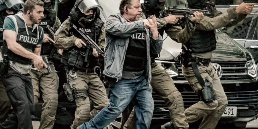 Armin Rohde (3.v.r.) als Fredo Schulz mit Kollegen im Einsatz. Foto: Nik Konietzny/ZDF