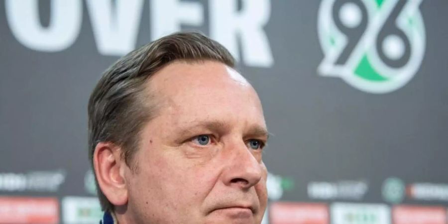 Horst Heldt, Manager von Hannover 96, stützt auch nach der Niederlage in Augsburg Trainer Thomas Doll. Foto: C. Gateau