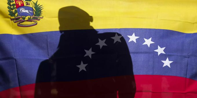 Schatten eines Mannes auf einer venezolanischen Fahne am 16.03.2019 während einer Kundgebung in Los Angeles unter dem Motto «Hände weg von Venezuela!». Krise in Venezuela