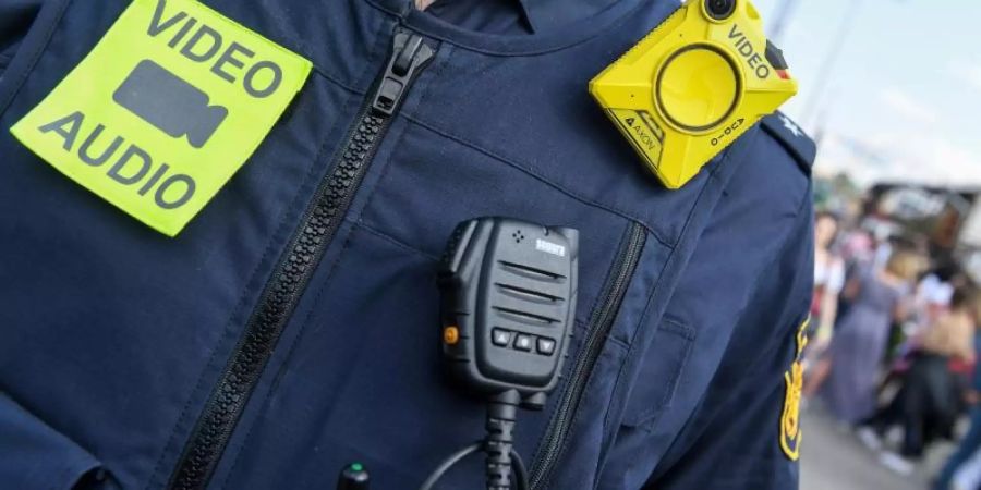 Bodycams wirken in aufgeheizten Situationen oft deeskalierend. Doch was geschieht mit den Aufnahmen? Foto: Felix Hörhager