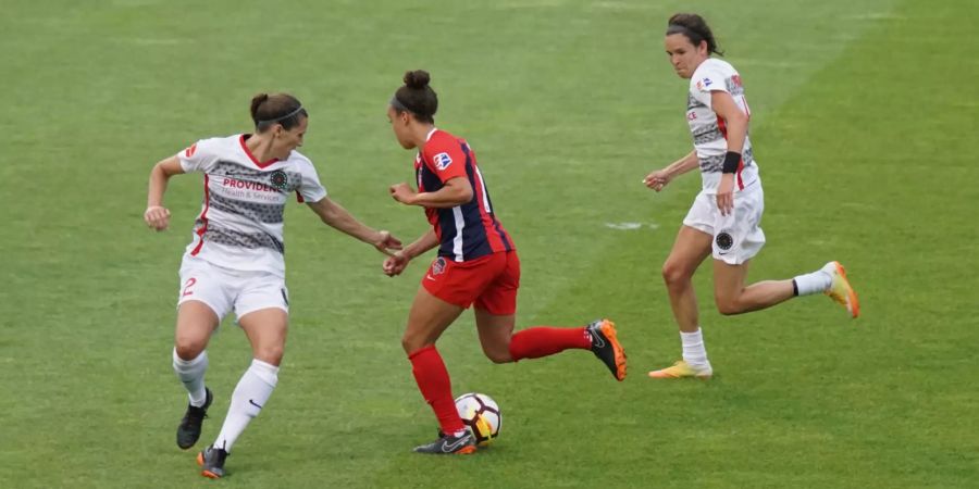 Frauen spielen Fussball auf dem Feld