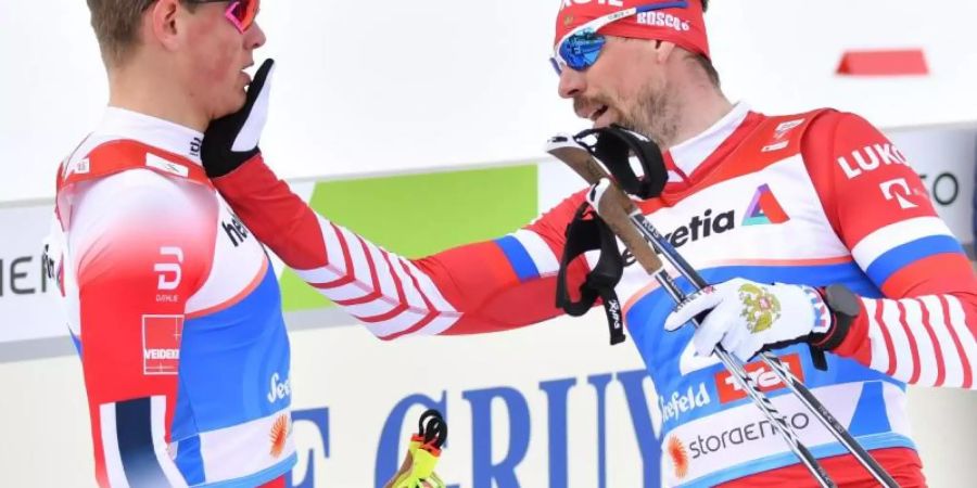 Der Russe Sergej Ustjugow lässt nach dem Zieleinlauf seinen Unmut am Norweger Johannes Kläbo aus. Foto: Barbara Gindl/APA