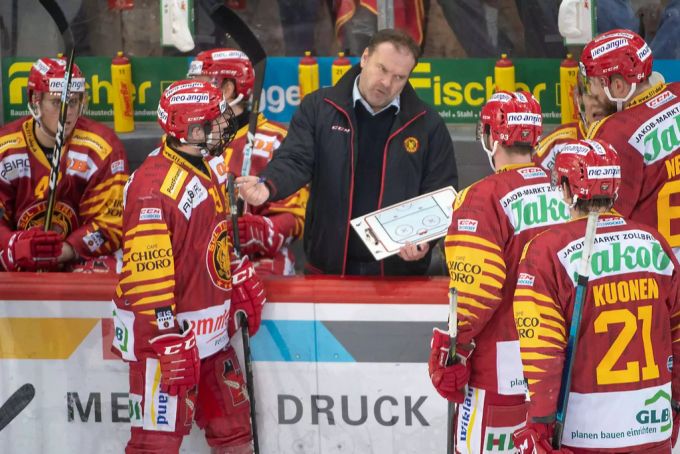 Heinz Ehlers, Trainer der SCL Tigers, gibt den Spielern die Taktik vor. Ehlers SCL Tigers