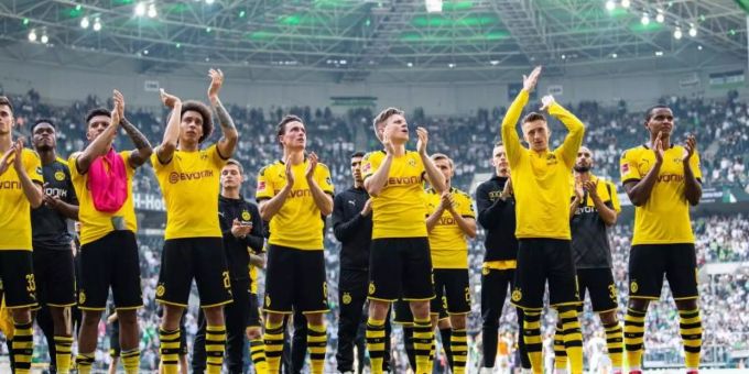 Die BVB-Profis verabschieden sich als Vize-Meister von ihnren Fans in Gladbach. Foto: Guido Kirchner Die BVB-Profis verabschieden sich als Vize-Meister von ihnren Fans in Gladbach. Foto: Guido Kirchner