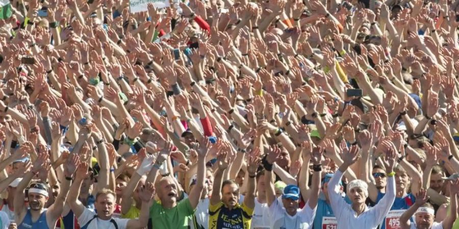 Die Teilnehmer des 47. GutsMuths-Rennsteiglaufes wärmen sich vor dem Start auf. Foto: Jens-Ulrich Koch