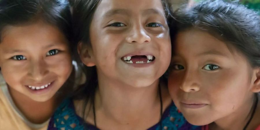 Diese drei Mädchen in Appedimini (Guatemala) konnten von einem Bildungsprojekt der Stiftung Kinderdorf Pestalozzi profitieren.