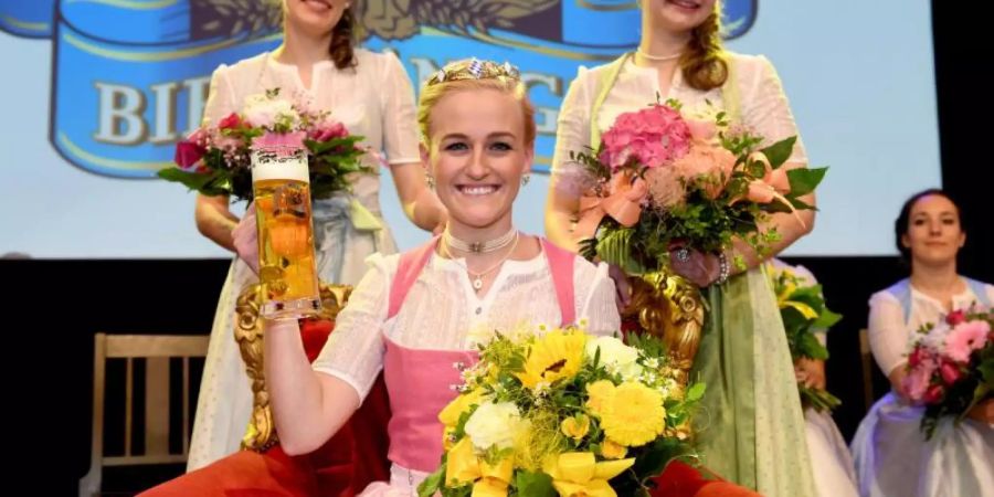 Veronika Ettstaller (M) ist die 10. Bayerische Bierkönigin. Auf Platz zwei kam Carolin Strobl (l), gefolgt von Marina Schicker. Foto: Felix Hörhager