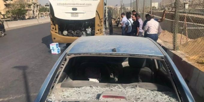 Der Sprengsatz explodierte am Strassenrand explodiert, als ein Touristenbus vorbeifuhr. Foto: Ahmed Gomaa/XinHua Der Sprengsatz explodierte am Strassenrand explodiert, als ein Touristenbus vorbeifuhr. Foto: Ahmed Gomaa/XinHua