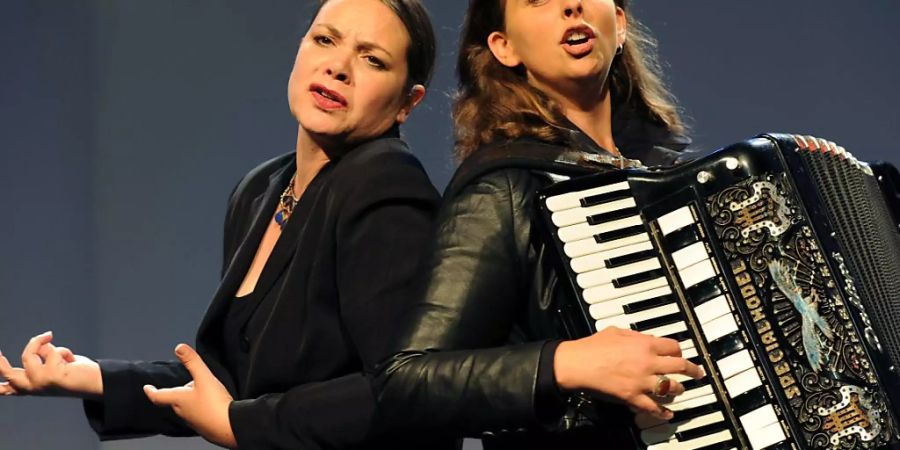 Nicole Knuth, links, und Olga Tucek, rechts, touren seit 2004 als Kabarett-Duo Knuth und Tucek durch den deutschsprachigen Raum. Jetzt werden sie dafür mit dem Schweizer Kleinkunstpreis 2019 geehrt. (Archivbild)
