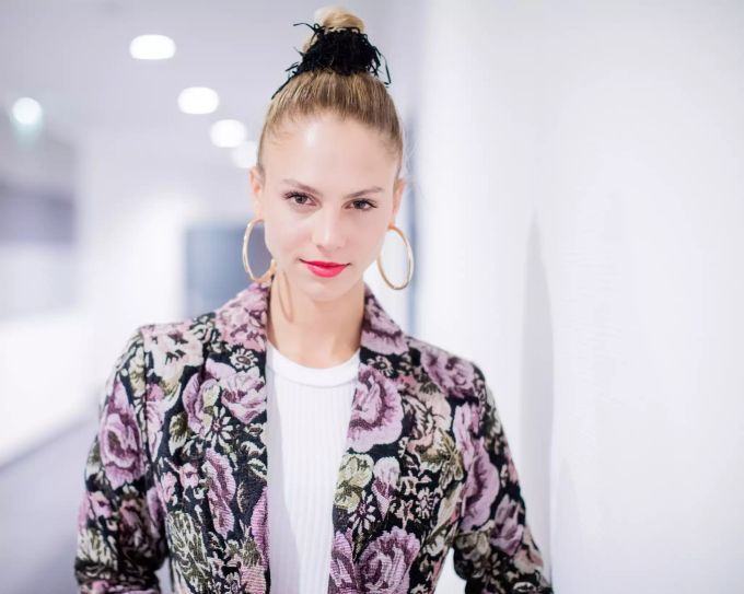Simone, Teilnehmerin am Finale von GNTM, steht in einem Flur im ISS Dome. Germany's next Topmodel