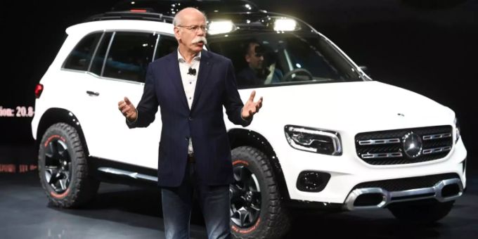 Der scheidende Daimler-Chef Dieter Zetsche vor einem Geländewagen Der scheidende Daimler-Chef Dieter Zetsche vor einem Geländewagen