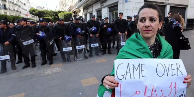 Eine Demonstrantin hält im März 2019 in Algier ein Schild auf dem «Game Over» steht. Proteste in Algerien