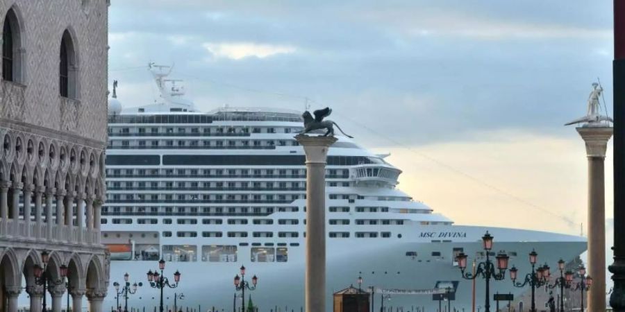 Der Luxus-Liner «MSC Divina» fährt am Markusplatz vorbei. Foto: Andrea Merola/ANSA