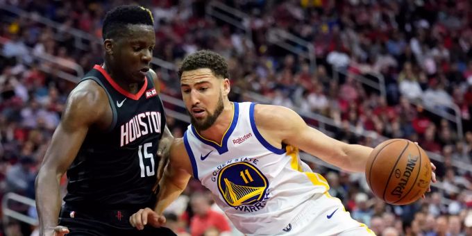 Der Schweizer Center Clint Capela (L) im Duell mit Klay Thompson (R) von den Golden State Warriors. Houston Rockets Clint Capela