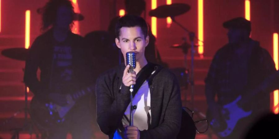 Sebastian (Tim Oliver Schultz) begeistert das Publikum mit seiner Musik. Foto: Jacqueline Krause-Burberg/ARD Degeto/Constantin Television