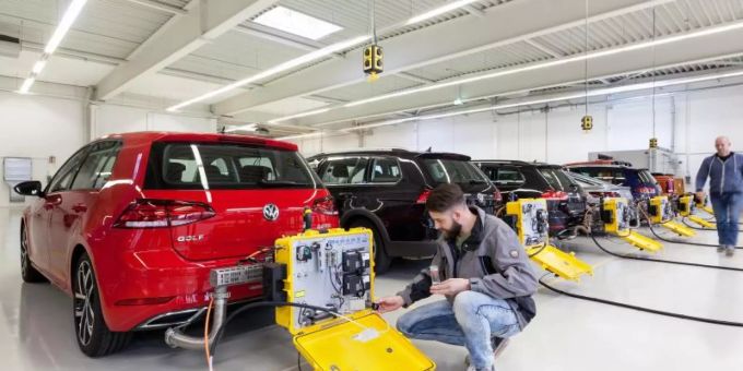Mehrere Volkswagen werden mit einem mobilen Testgerät für einen WLTP-Abgastest vorbereitet. Foto: Volkswagen AG Volkswagen