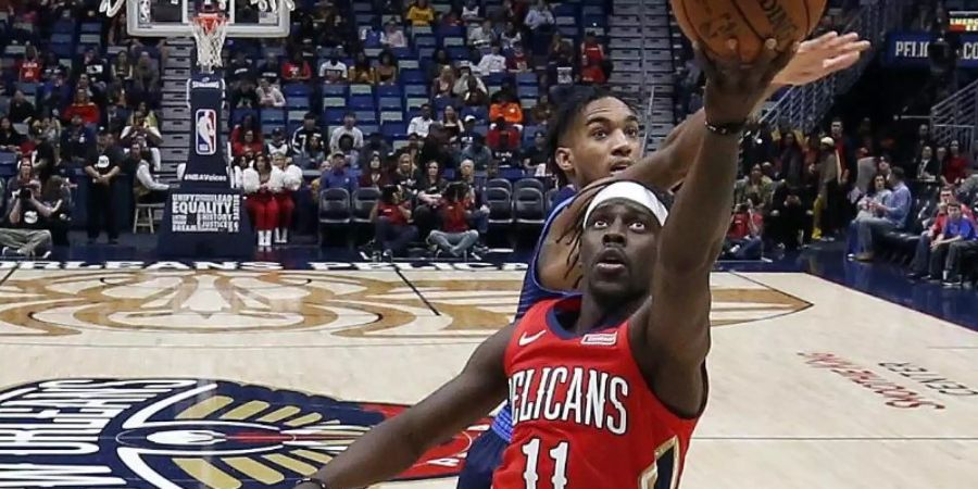 Jrue Holiday (11) von New Orleans kann sich vor Terrance Ferguson von Oklahoma City Thunder am Korb durchsetzen. Foto: Tyler Kaufman/AP