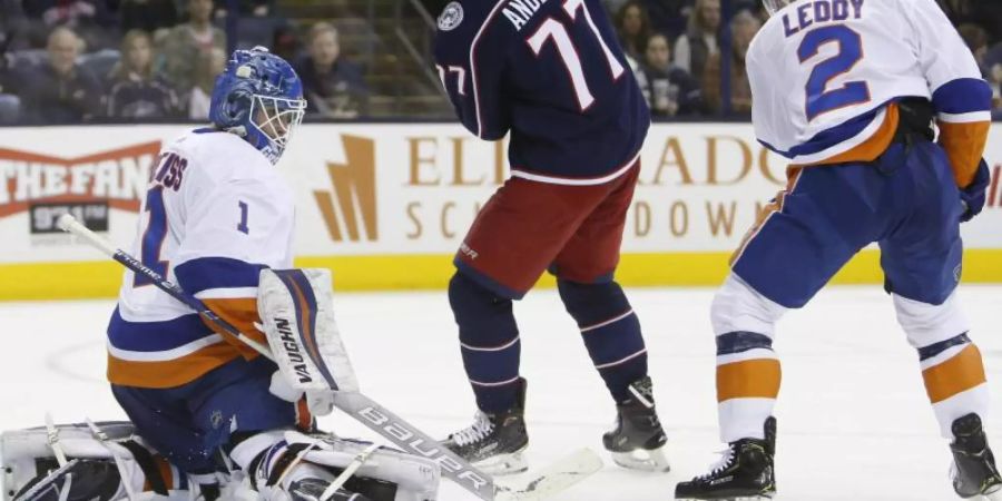 Goalie Thomas Greiss von den New York Islanders (l) wehrt einen Schuss von Blue-Jackets-Spieler Josh Anderson ab. Foto: Jay Laprets/AP