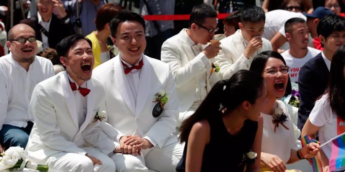 Gleichgeschlechtliche Paare bei den ersten zivilen Registrierungen von homosexuellen Ehepaaren in Taiwan. Taiwan