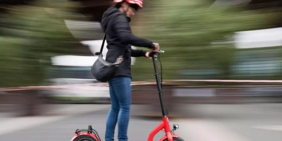 In internationalen Metropolen sind Tretroller mit Elektromotor schon unterwegs. Die Bundesregierung hat nun endgültig den Weg zur Zulassung in Deutschland freigemacht. Foto: Julian Stratenschulte