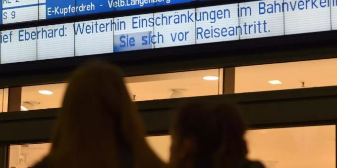 Pendler müssen Geduld mitbringen. Orkan «Emir» sorgt für Störungen im Zugverkehr. (Symbolbild) Foto: Caroline Seidel Orkan