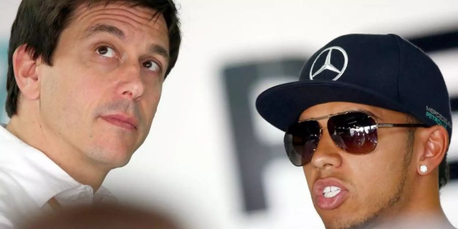 Mercedes-Motorsportchef Torger Christian «Toto» Wolff (l) und sein Silberpfeil-Starpilot: Lewis Hamilton. Foto: Jens Büttner