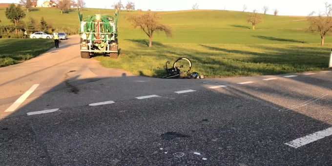 Polizei - Velo prallt in Traktor – Lenker schwer verletzt