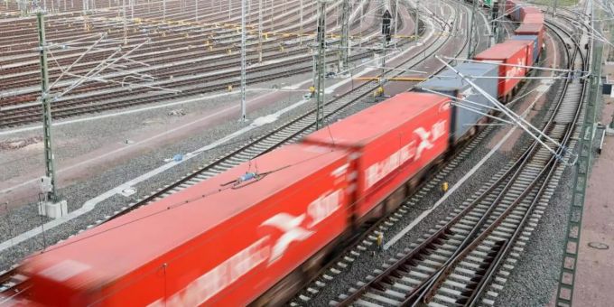 Ein Güterzug mit Containern. Foto: Jan Woitas/dpa-Zentralbild deutsche bahn