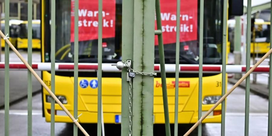 Bus der BVG während eines Warnstreiks