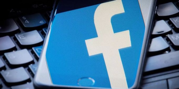 «Unsere Nutzer hatten kritisiert, dass sie nicht immer nachvollziehen konnten, warum ein bestimmter Beitrag oben – oder überhaupt – in ihrem News Feed zu sehen war», räumte Facebook jetzt ein und verspricht Besserung. Foto: Dominic Lipinski «Unsere Nutzer hatten kritisiert, dass sie nicht immer nachvollziehen konnten, warum ein bestimmter Beitrag oben – oder überhaupt – in ihrem News Feed zu sehen war», räumte Facebook jetzt ein und verspricht Besserung. Foto: Dominic Lipinski