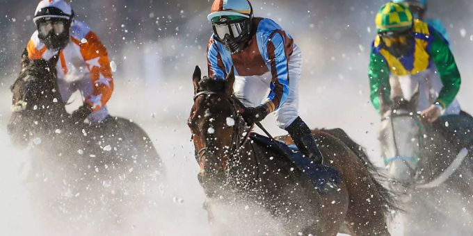 Der englische Jockey Kieren Fox (links) auf Berrahri gewann den mit 111'111 Franken dotierten Longines 80. Grossen Preis von St. Moritz, hier beim 1. Zieldurchgang noch hinter Eddy Hardouin (mitte). Der englische Jockey Kieren Fox (links) auf Berrahri gewann den mit 111'111 Franken dotierten Longines 80. Grossen Preis von St. Moritz, hier beim 1. Zieldurchgang noch hinter Eddy Hardouin (mitte).