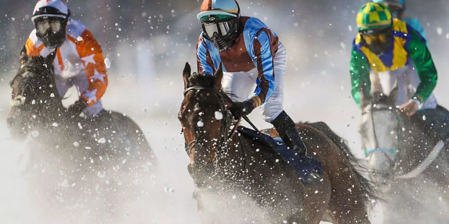 Der englische Jockey Kieren Fox (links) auf Berrahri gewann den mit 111'111 Franken dotierten Longines 80. Grossen Preis von St. Moritz, hier beim 1. Zieldurchgang noch hinter Eddy Hardouin (mitte).