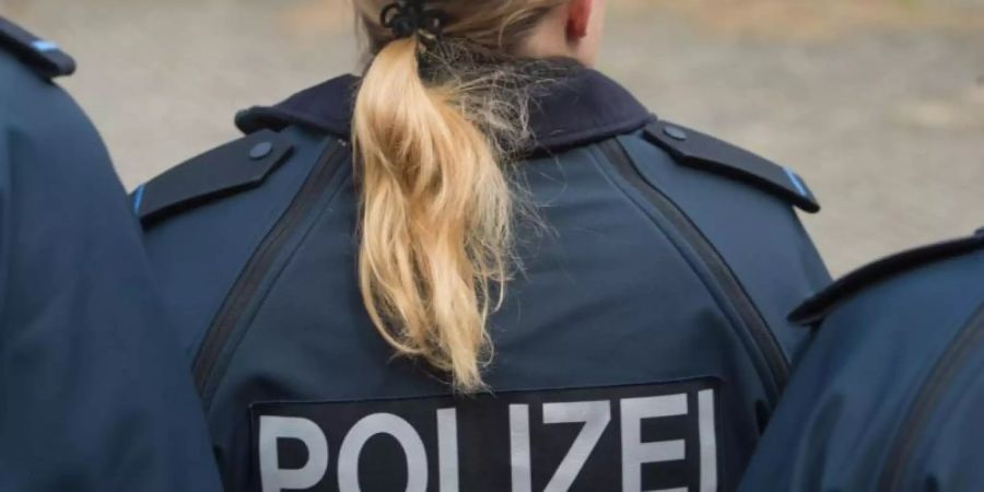 Auf der Jacke einer Auszubildenden ist der Schriftzug «Polizei» zu sehen. Foto: Stefan Sauer/Archiv