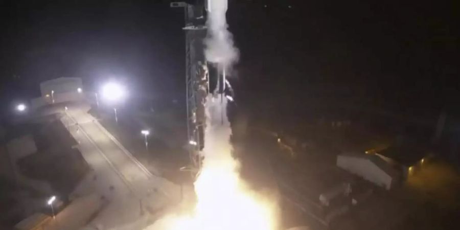 In diesem von der NASA aufgenommenen Bild hebt eine SpaceX Falcon-Rakete mit Vorräten und Ausrüstung von Cape Canaveral zur ISS ab. Foto: NASA TV/AP