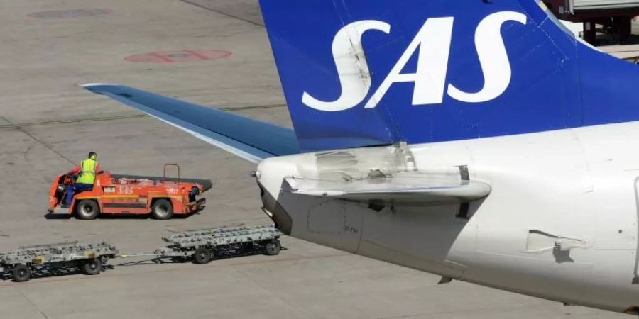 Heck einer SAS-Maschine auf dem Flughafen Stockholm Arlanda. Wegen des Pilotenstreiks wurden bereits mehr als 3300 Flüge gestrichen, etwa 327 000 Passagiere waren betroffen. Foto: Johan Nilsson/SCANPIX SWEDEN