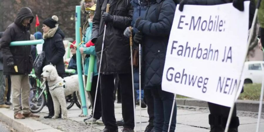 Gegner der E-Tretroller formulieren vor dem Bundesverkehrsministerium ihre Forderungen: «Fahrbahn Ja, Gehweg Nein». Foto: Clo Catalan