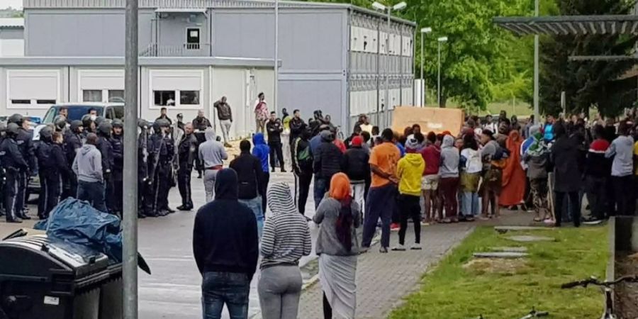 Polizisten vor dem Ankerzentrum in Regensburg. Foto: Alexander Auer