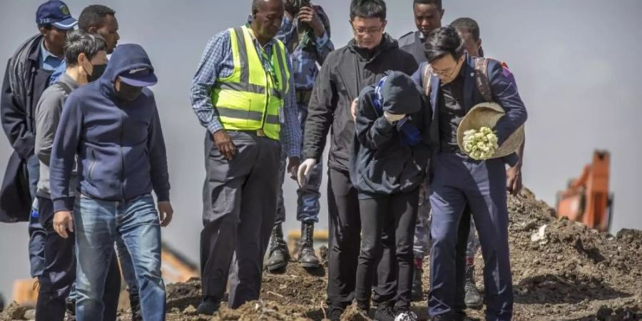 Chinesische Verwandte von Opfern des Flugzeugabsturzes trauern am Unfallort südlich von Addis Abeba. Foto: Mulugeta Ayene/AP/Archiv
