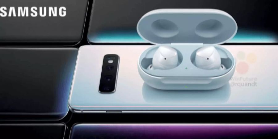 Die Galaxy Buds werden vom Galaxy S10 geladen.